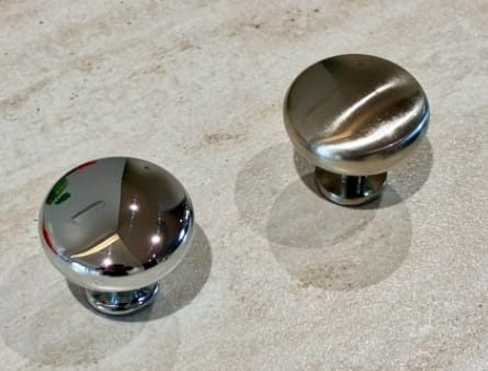 Comparison of two metal knobs: left shows high-gloss mirror polish, right shows matte brushed satin finish.